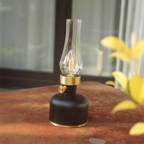 Lanterne LED métal Watt & Home Mistral coloris noir idéale pour décorer et éclairer vos tables de jardin