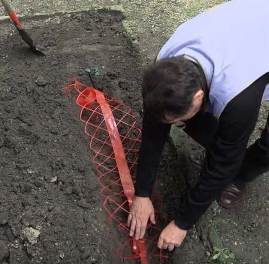 Pose d'un grillage avertisseur rouge pour enterrer une gaine électrique Pose d'un grillage avertisseur rouge pour enterrer une gaine électrique
