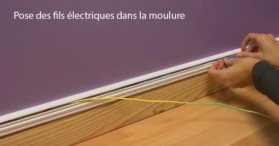 Pose des fils dans une moulure pour l'installation d'une prise en saillie Pose des fils dans une moulure pour l'installation d'une prise en saillie