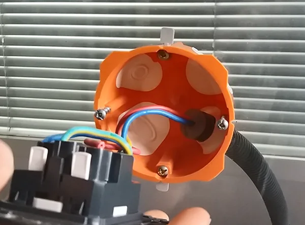Isoler une prise électrique des fuites d'air avec une boîte BBC Isoler une prise électrique des fuites d'air avec une boîte BBC