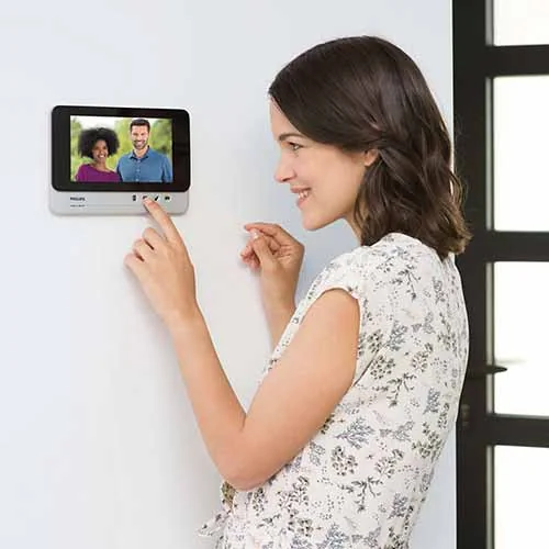 Visiophone installé à l'entrée d'une maison